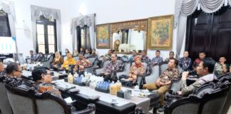 Bupati Sidoarjo Subandi saat audiensi bersama pengelola pasar tradisional membahas kios kosong dan digitalisasi pasar rakyat.