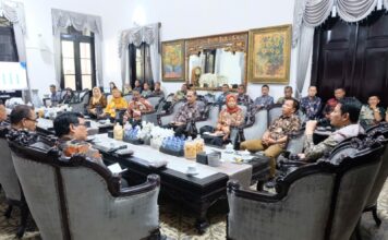 Bupati Sidoarjo Subandi saat audiensi bersama pengelola pasar tradisional membahas kios kosong dan digitalisasi pasar rakyat.