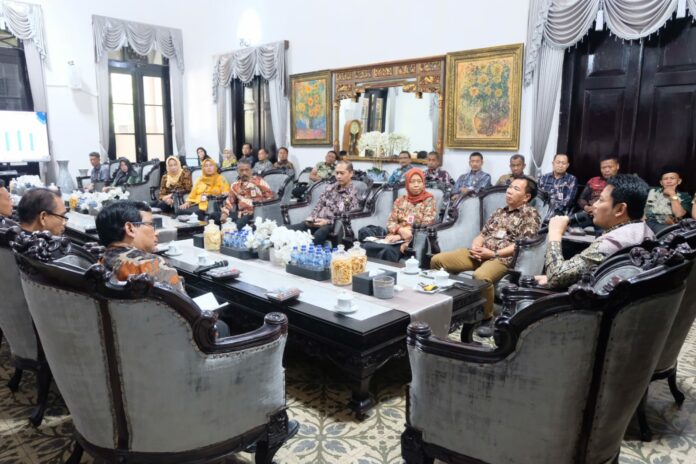 Bupati Sidoarjo Subandi saat audiensi bersama pengelola pasar tradisional membahas kios kosong dan digitalisasi pasar rakyat.