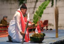 Meimura tampil dalam pentas Ludruk Garingan “Batu Batu Bersuara” di kampus UNIM Mojokerto.
