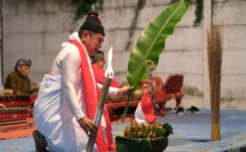 Meimura tampil dalam pentas Ludruk Garingan “Batu Batu Bersuara” di kampus UNIM Mojokerto.
