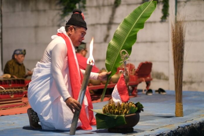 Meimura tampil dalam pentas Ludruk Garingan “Batu Batu Bersuara” di kampus UNIM Mojokerto.