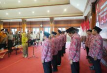 Wali Kota Mojokerto Ika Puspitasari mengukuhkan pengurus FKUB Kota Mojokerto masa bhakti 2026–2030 di Balaikota Mojokerto.