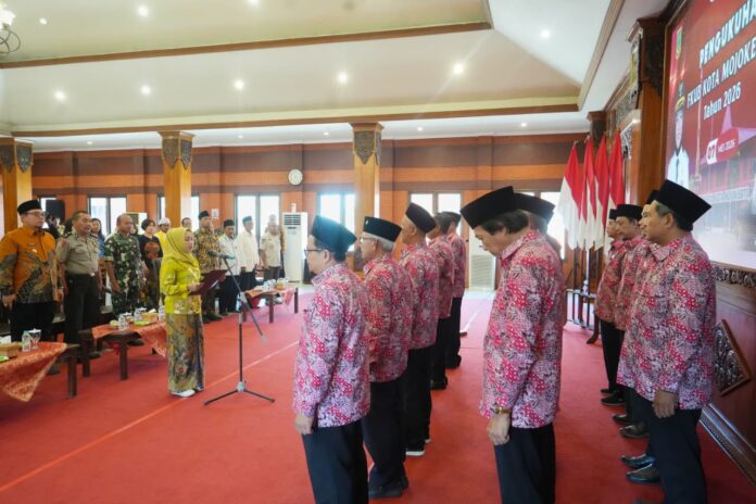Wali Kota Mojokerto Ika Puspitasari mengukuhkan pengurus FKUB Kota Mojokerto masa bhakti 2026–2030 di Balaikota Mojokerto.
