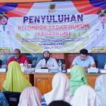 Wali Kota Mojokerto Ika Puspitasari saat memberikan sosialisasi Keluarga Sadar Hukum di Kelurahan Blooto.