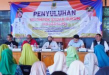 Wali Kota Mojokerto Ika Puspitasari saat memberikan sosialisasi Keluarga Sadar Hukum di Kelurahan Blooto.