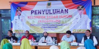 Wali Kota Mojokerto Ika Puspitasari saat memberikan sosialisasi Keluarga Sadar Hukum di Kelurahan Blooto.