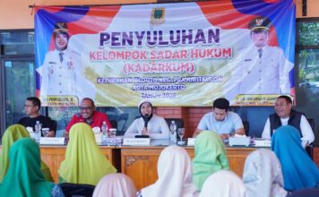 Wali Kota Mojokerto Ika Puspitasari saat memberikan sosialisasi Keluarga Sadar Hukum di Kelurahan Blooto.