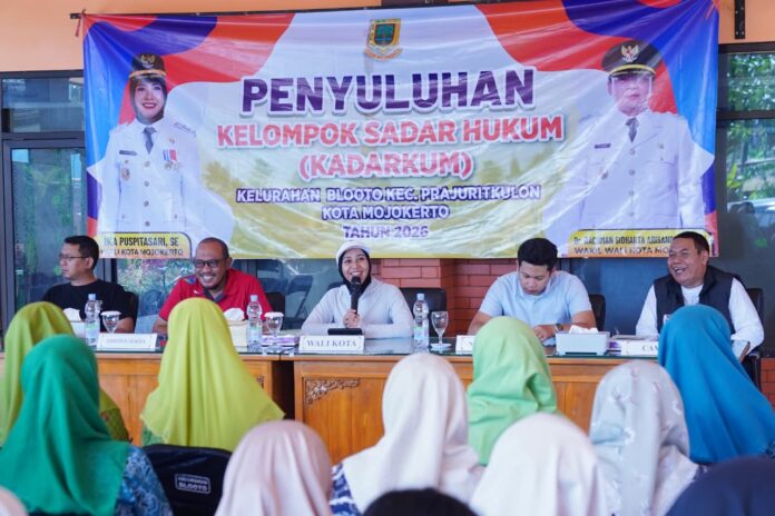 Wali Kota Mojokerto Ika Puspitasari saat memberikan sosialisasi Keluarga Sadar Hukum di Kelurahan Blooto.