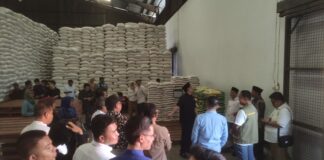 Gudang Perum Bulog Mojokerto dengan stok beras untuk ketahanan pangan nasional.