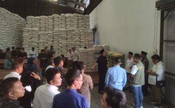Gudang Perum Bulog Mojokerto dengan stok beras untuk ketahanan pangan nasional.
