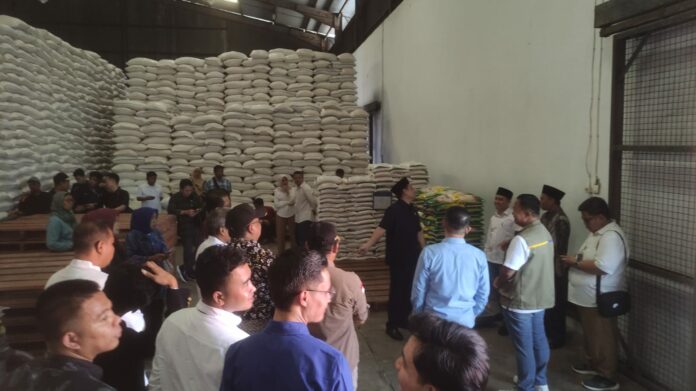 Gudang Perum Bulog Mojokerto dengan stok beras untuk ketahanan pangan nasional.