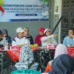 Wali Kota Mojokerto Ika Puspitasari meninjau kegiatan PSN Terintegrasi di Kelurahan Miji.