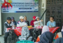 Wali Kota Mojokerto Ika Puspitasari meninjau kegiatan PSN Terintegrasi di Kelurahan Miji.