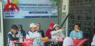 Wali Kota Mojokerto Ika Puspitasari meninjau kegiatan PSN Terintegrasi di Kelurahan Miji.