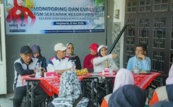Wali Kota Mojokerto Ika Puspitasari meninjau kegiatan PSN Terintegrasi di Kelurahan Miji.