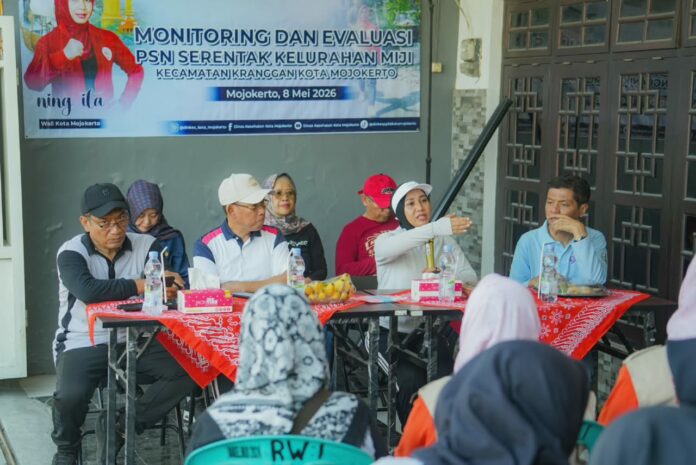 Wali Kota Mojokerto Ika Puspitasari meninjau kegiatan PSN Terintegrasi di Kelurahan Miji.