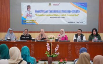 Wali Kota Mojokerto Ika Puspitasari saat menghadiri Sosialisasi Imunisasi Mantab di Kelurahan Mentikan