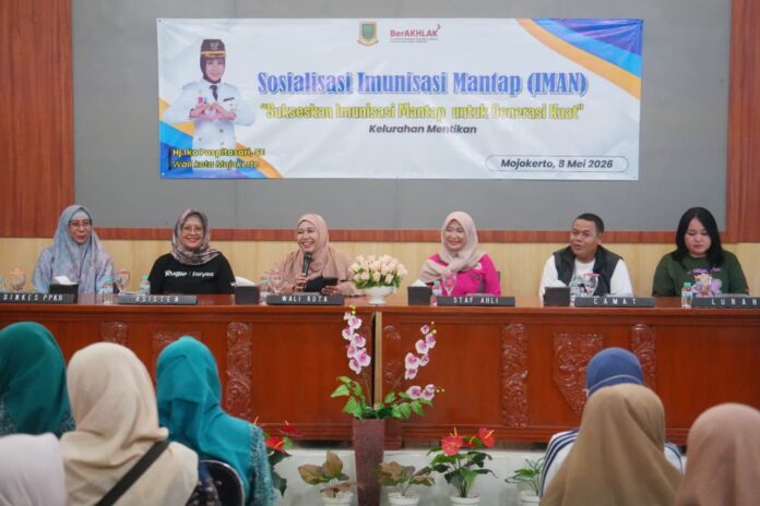 Wali Kota Mojokerto Ika Puspitasari saat menghadiri Sosialisasi Imunisasi Mantab di Kelurahan Mentikan