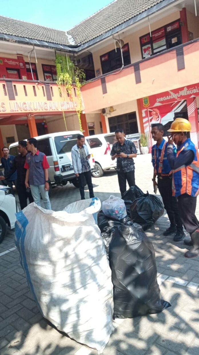 Aktivitas pengelolaan sampah mandiri di salah satu kawasan HOREKA di Kota Mojokerto.
