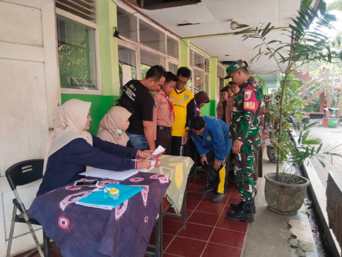 Koramil 0815/12 Ngoro, SMPN 1 Ngoro, pemeriksaan kesehatan gratis, pelajar Ngoro, Puskesmas Ngoro, Mojokerto, kesehatan siswa, Babinsa Ngoro
