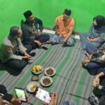 Kapolres Mojokerto memberikan bantuan kepada keluarga korban KDRT maut di Puri