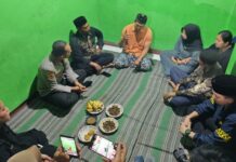 Kapolres Mojokerto memberikan bantuan kepada keluarga korban KDRT maut di Puri