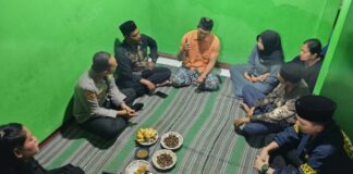 Kapolres Mojokerto memberikan bantuan kepada keluarga korban KDRT maut di Puri