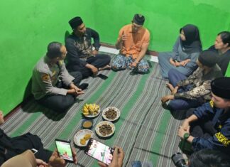 Kapolres Mojokerto memberikan bantuan kepada keluarga korban KDRT maut di Puri