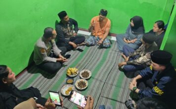 Kapolres Mojokerto memberikan bantuan kepada keluarga korban KDRT maut di Puri