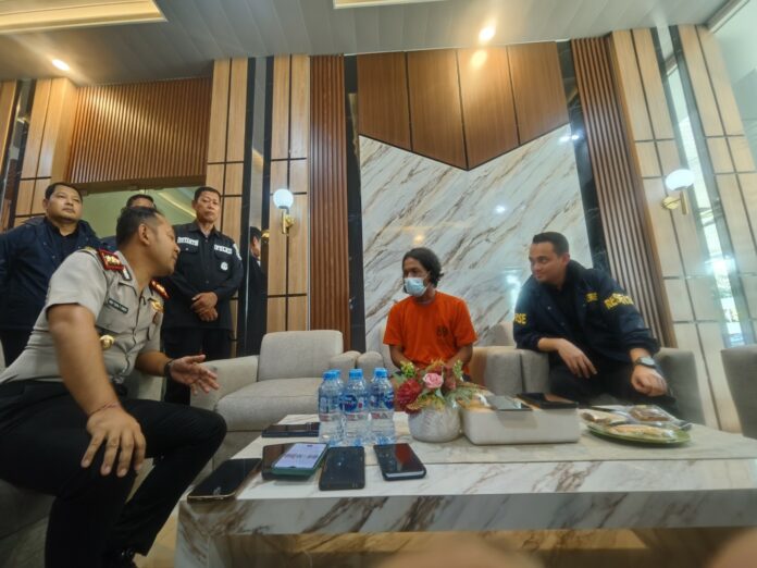 Kapolres Mojokerto AKBP Andi Yudha Pratama mencoba menggali bukan sekadar kronologi, tetapi sisi manusia di balik ledakan emosi itu.