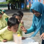 Ilustrasi siswa sekolah dasar saat mengikuti kegiatan belajar di kelas di Kabupaten Mojokerto.