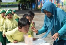 Ilustrasi siswa sekolah dasar saat mengikuti kegiatan belajar di kelas di Kabupaten Mojokerto.