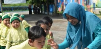 Ilustrasi siswa sekolah dasar saat mengikuti kegiatan belajar di kelas di Kabupaten Mojokerto.