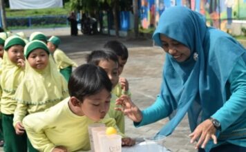 Ilustrasi siswa sekolah dasar saat mengikuti kegiatan belajar di kelas di Kabupaten Mojokerto.