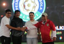 Peluncuran Pesantren Sepak Bola eLKISI di Mojokerto dihadiri Indra Sjafri, Evan Dimas, dan Bupati Mojokerto Muhammad Al Barra.