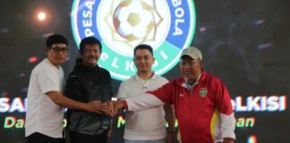 Peluncuran Pesantren Sepak Bola eLKISI di Mojokerto dihadiri Indra Sjafri, Evan Dimas, dan Bupati Mojokerto Muhammad Al Barra.
