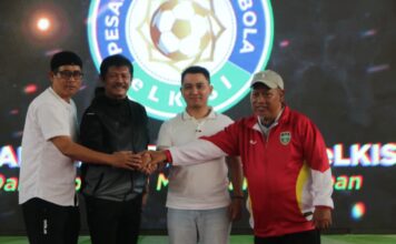 Peluncuran Pesantren Sepak Bola eLKISI di Mojokerto dihadiri Indra Sjafri, Evan Dimas, dan Bupati Mojokerto Muhammad Al Barra.