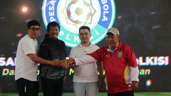 Peluncuran Pesantren Sepak Bola eLKISI di Mojokerto dihadiri Indra Sjafri, Evan Dimas, dan Bupati Mojokerto Muhammad Al Barra.