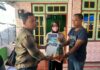 Media Center Ruang Jurnalis Mojokerto menyalurkan bantuan uang tunai dan beras premium untuk Barra, bocah korban tragedi KDRT di Desa Sumbergirang, Puri, Mojokerto.
