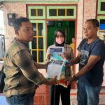 Media Center Ruang Jurnalis Mojokerto menyalurkan bantuan uang tunai dan beras premium untuk Barra, bocah korban tragedi KDRT di Desa Sumbergirang, Puri, Mojokerto.