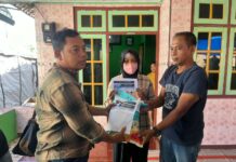 Media Center Ruang Jurnalis Mojokerto menyalurkan bantuan uang tunai dan beras premium untuk Barra, bocah korban tragedi KDRT di Desa Sumbergirang, Puri, Mojokerto.