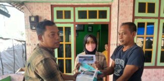Media Center Ruang Jurnalis Mojokerto menyalurkan bantuan uang tunai dan beras premium untuk Barra, bocah korban tragedi KDRT di Desa Sumbergirang, Puri, Mojokerto.