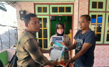 Media Center Ruang Jurnalis Mojokerto menyalurkan bantuan uang tunai dan beras premium untuk Barra, bocah korban tragedi KDRT di Desa Sumbergirang, Puri, Mojokerto.