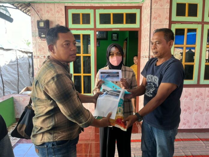 Media Center Ruang Jurnalis Mojokerto menyalurkan bantuan uang tunai dan beras premium untuk Barra, bocah korban tragedi KDRT di Desa Sumbergirang, Puri, Mojokerto.