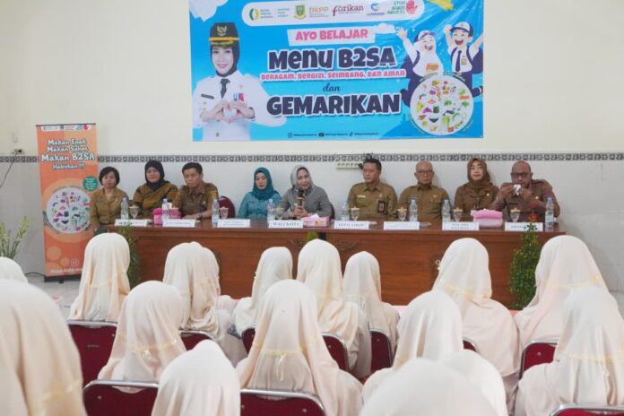 Wali Kota Mojokerto Ika Puspitasari mengedukasi pelajar SMPN 1 dan SMPN 5 Mojokerto tentang pola makan sehat B2SA