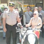 Pelaku pencurian motor Honda Scoopy milik anggota Polri di Trawas, Mojokerto, ditangkap saat pesta arak bersama temannya