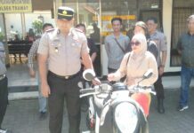 Pelaku pencurian motor Honda Scoopy milik anggota Polri di Trawas, Mojokerto, ditangkap saat pesta arak bersama temannya