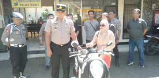 Pelaku pencurian motor Honda Scoopy milik anggota Polri di Trawas, Mojokerto, ditangkap saat pesta arak bersama temannya