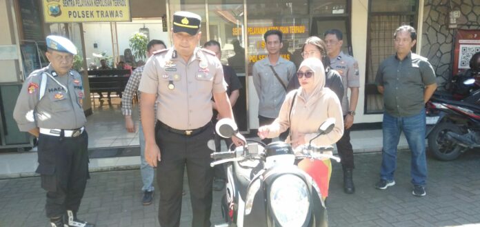 Pelaku pencurian motor Honda Scoopy milik anggota Polri di Trawas, Mojokerto, ditangkap saat pesta arak bersama temannya